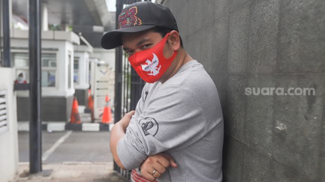 Presenter Indra Bekti berpose didepan kamera dengan menggunakan masker saat ditemui di Kawasan Tendean, Jakarta Selatan, Kamis (15/8). [Suara.com/Alfian Winanto]