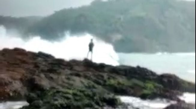 Tewas di Pantai Wediombo, Pemancing Rekam Sendiri Detik-Detik Tersapu Ombak