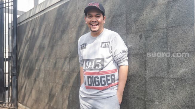 Presenter Indra Bekti saat difoto di Kawasan Tendean, Jakarta Selatan, Kamis (15/8). [Suara.com/Alfian Winanto]