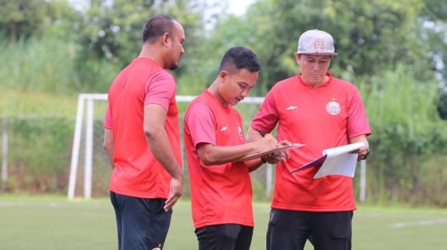 Tim Pelatih Persija U-20 sedang memimpin anak asuhannya berlatih (dok. Persija).