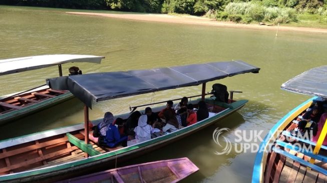 Siswa SMPN 4 Cibitung di Kampung Ciloma, Kecamatan Cibitung, Kabupaten Sukabumi, mengikuti kegiatan belajar mengajar di atas perahu yang sedang parkir di bantaran Sungai Cikaso. [Ist]