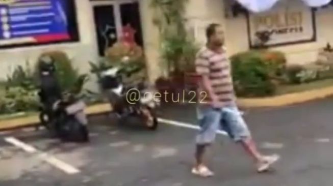 Kronologi Pria Bawa Parang Nekat Masuk ke Polres Jember