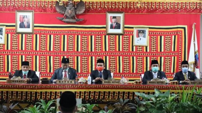 Peringatan HUT ke-75, DPRD Lamsel Dengarkan Pidato Kenegaraan Presiden