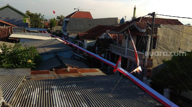 Bendera Merah-Putih sepanjang 1.300 Meter ini dibentangkan sepanjang kampung. (Suara.com/Dimas)