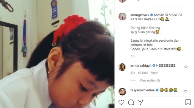 Seorang anak tengah mengikuti kegiatan belajar di rumah, didampingi ibunya. - (Instagram/@amingisbcak)