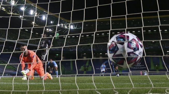 Penjaga gawang Lyon Anthony Lopes kebobolan satu gol pada pertandingan sepak bola perempat final Liga Champions UEFA antara Manchester City dan Lyon di stadion Jose Alvalade, Lisbon pada (15/8/2020). [FRANCK FIFE / AFP / POOL]