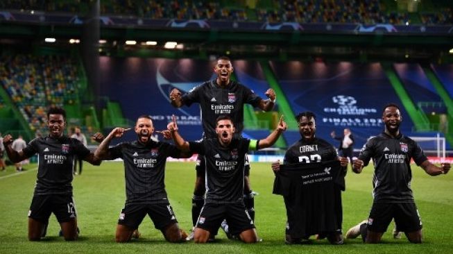 Para pemain Lyon merayakan kemenangan atas Manchester City di perempat final Liga Champions di Jose Alvalade stadium, Lisbon. FRANCK FIFE / AFP / POOL