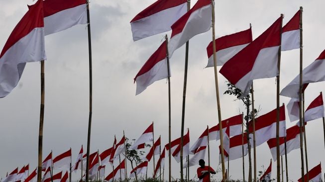 Warga memasang bendera Merah Putih di Poetoek Suko, Trawas, Mojokerto, Jawa Timur, Minggu (16/8/2020). [ANTARA FOTO/Zabur Karuru]