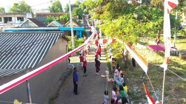 Bendera Merah-Putih sepanjang 1.300 Meter ini dibentangkan sepanjang kampung. (Suara.com/Dimas)