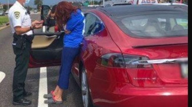 Tabrak 3 Mobil Gunakan Tesla, Wakil Walikota Ini Harus Urusan dengan Polisi