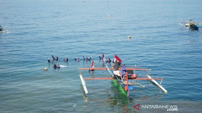 Keren! Bendera Merah Putih Membentang di Bawah Laut Botubarani