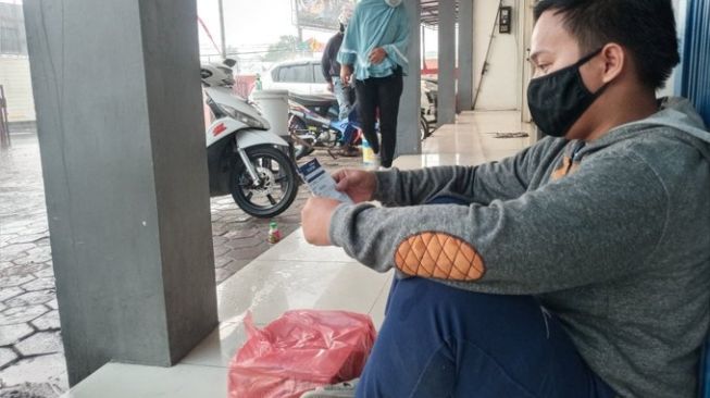 Curhat Anak Tukang Tambal Ban Ditolak Bayar Kuliah Di Bank, Ini Sebabnya