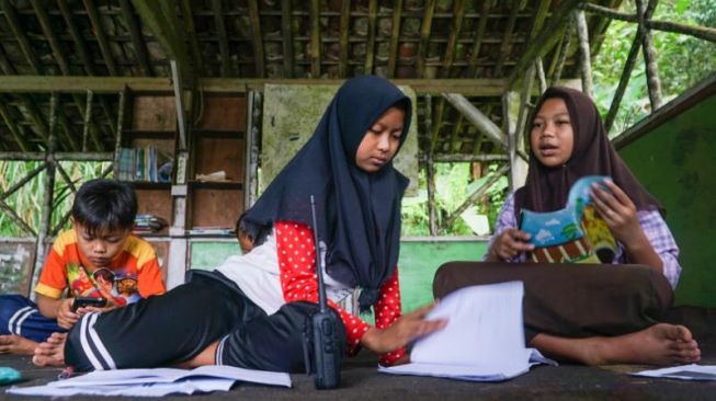 Kisah Pelajar Lereng Gunung Slamet Belajar Pakai Handie Talkie Saat Pandemi