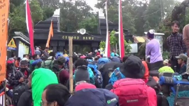 Ribuan Pendaki Akan Upacara 17 Agustus di Puncak Gunung Lawu