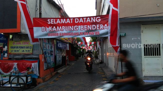 Bendera Merah-Putih sepanjang 1.300 Meter ini dibentangkan sepanjang kampung. (Suara.com/Dimas)