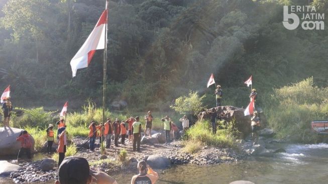 Gelar Upacara HUT RI di Sungai, Warga Desa Berharap Merdeka dari Tambang