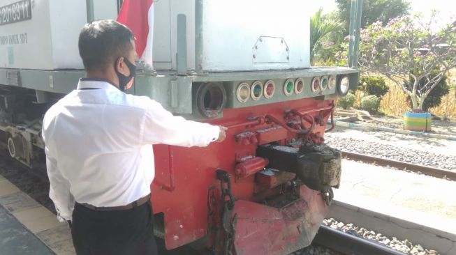 Kecelakaan maut terjadi di Kediri, Jawa Timur antara Kereta Api Dhoho dengan Mobil Panther, Senin (17/8/2020) pagi.(dok polisi)