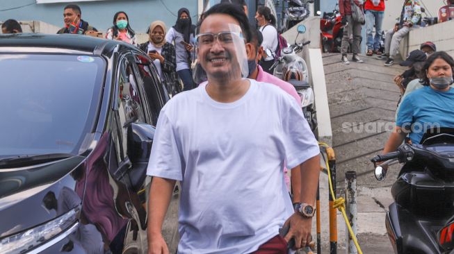 Presenter Ruben Onsu berjalan keluar usai mengisi sebuah acara di Kawasan Tendean, Jakarta Selatan, Senin (17/8). [Suara.com/Alfian Winanto]