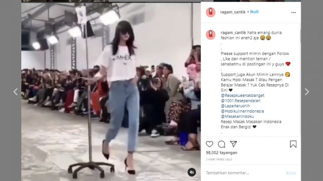 Seorang model membawa tiang infus saat fashion show. (Instagram/@ragam_cantik)