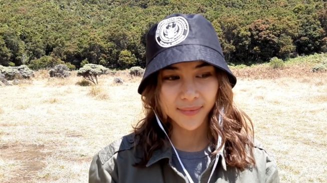 Adinda Thomas mengikuti upacara 17 Agustus di Gunung Papandayan, Jawa Barat. (Suara.com/Lilis Varwati)