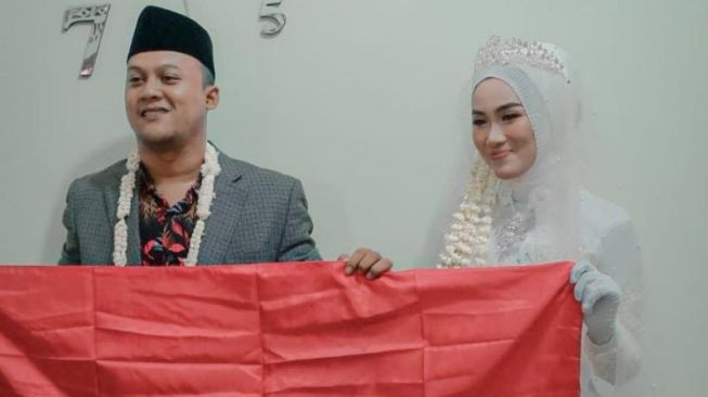 HUT RI, Pengantin Pria di Depok Berikan Mas Kawin Bendera Merah Putih