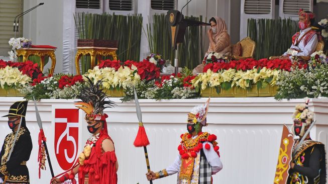 Presiden Joko Widodo (kanan) didampingi Ibu Negara Iriana Joko Widodo (kiri) menghadiri Upacara Peringatan Detik-Detik Proklamasi 1945 di Istana Merdeka, Jakarta, Senin (17/8/2020).  [ANTARA FOTO]