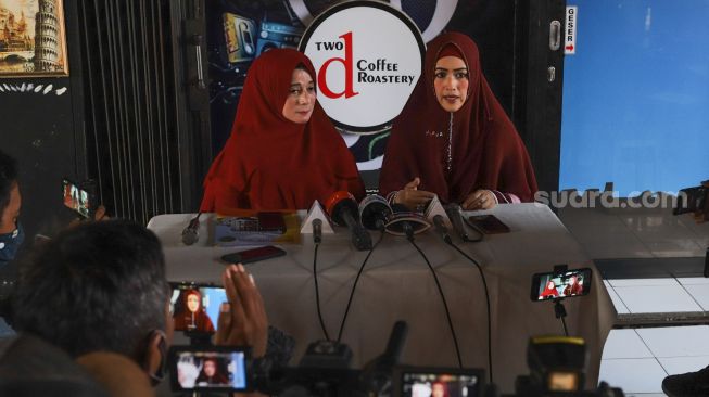 Mantan Istri Komedian Kiwil, Meggy Wulandari ditemani kuasa hukumnya saat menggelar Konferensi Pers terkait perceraian dirinya dengan Kiwil di Jagakarsa, Jakarta Selatan, Senin (17/8). [Suara.com/Alfian Winanto]