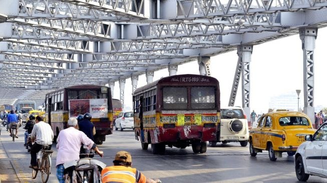 Rawan Sakit Pinggang Saat Mudik, Ini Tips Naik Transportasi Umum bagi Lansia