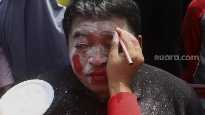 Peserta mengikuti perlombaan merias wajah untuk memeriahkan Hari Kemerdekaan Republik Indonesia di kawasan Cinangka, Depok, Jawa Barat, Minggu (17/8/2020). [Suara.com/Angga Budhiyanto]