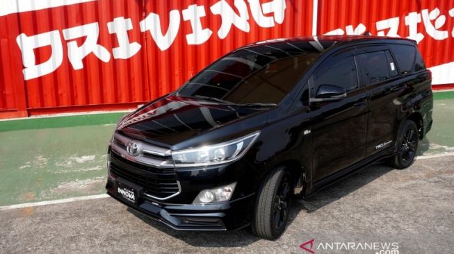 Best 5 Oto: Viral Toyota Innova Main Air, Balap MotoE Minim Suara