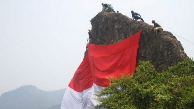Uniknya, Potret Anak Trail Padang Kibarkan Bendera Merah Putih