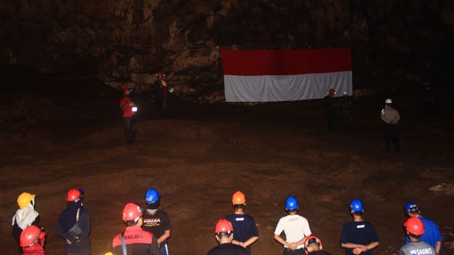 30 Warga Ngepohsari Gelar Upacara 17 Agustus di Perut Bumi Sedalam 35 Meter