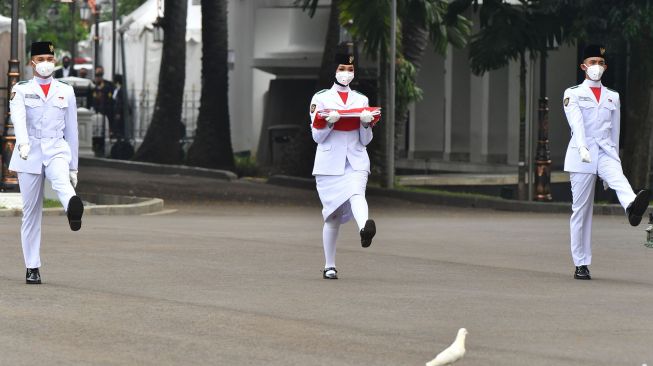 Pasukan Pengibar Bendera Pusaka (Paskibraka) bersiap mengibarkan Bendera Merah Putih saat Upacara Peringatan Detik-Detik Proklamasi 1945 yang dipimpin oleh Presiden Joko Widodo di Istana Merdeka, Jakarta, Senin (17/8/2020). [ANTARA FOTO]