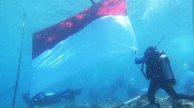 Tiga Kapal Perang Dilibatkan Saat Pengibaran Bendera Bawah Laut Pada HUT ke-79 RI