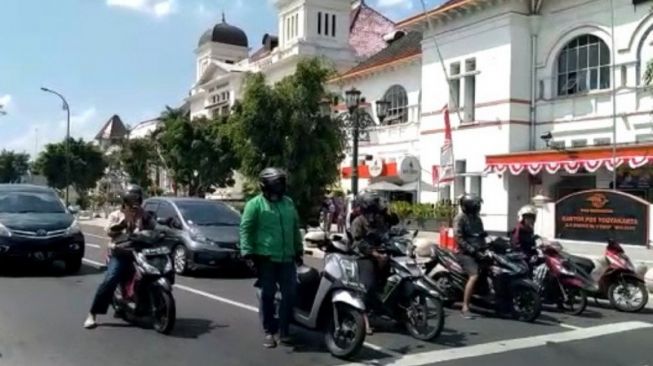 Suasana saat momentum detik-detik proklamasi kemerdekaan RI di Titik Nol Kilometer, Yogyakarta, Senin [FOTO ANTARA/Luqman Hakim].