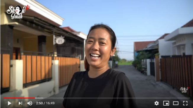 Soimah bermain layangan bersama anaknya di halaman rumah. - (Youtube/ShowimahTv)