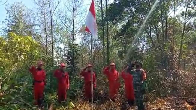 Bikin Trenyuh, Tim Pemadam Karhutla Pekanbaru Gelar Upacara di Tengah Hutan