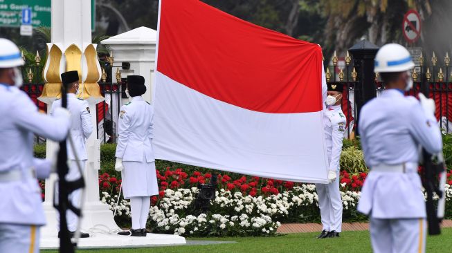 Pasukan Pengibar Bendera Pusaka (Paskibraka) membawa Bendera Merah Putih saat Upacara Peringatan Detik-Detik Proklamasi 1945 yang dipimpin oleh Presiden Joko Widodo di Istana Merdeka, Jakarta, Senin (17/8/2020). [ANTARA FOTO]