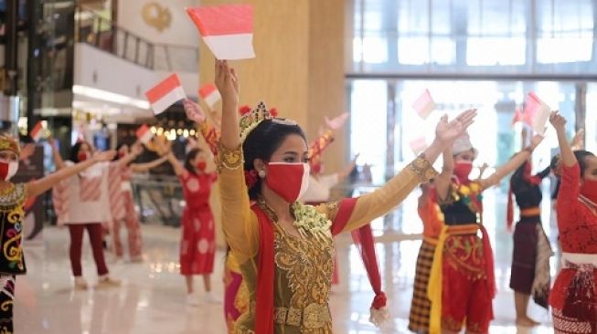 Flashmob tari dari Yayasan Belantara Budaya Indonesia merupakan rangkaian acara utama Tunjukkan Indonesiamu bertajuk Satukan Negeri yang menampilkan tarian tradisional dari 10 provinsi di Indonesia, digelar di FX Sudirman, Sabtu (15/8/2020). (Foto: Dok. Yayasan BBI)