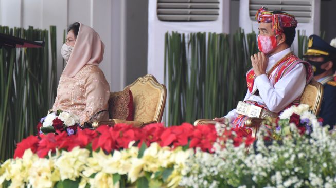 Presiden Joko Widodo (kanan) didampingi Ibu Negara Iriana Joko Widodo (kiri) menghadiri Upacara Peringatan Detik-Detik Proklamasi 1945 di Istana Merdeka, Jakarta, Senin (17/8/2020).  [ANTARA FOTO]