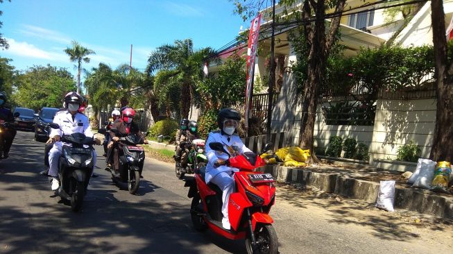 Pakai Sepeda Motor Listrik, Tri Rismaharini Hadiri Soft Launching iCar ITS