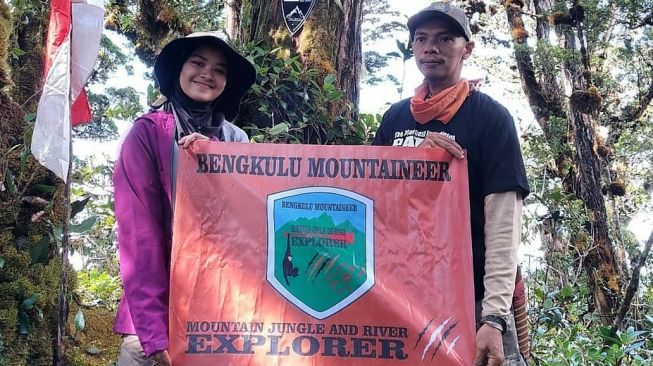 Ini Pendaki Termuda yang Kibarkan Merah Putih di Puncak Gunung Patah