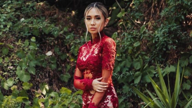 Rayakan Hari Kemerdekaan di Negeri Orang, NIKI Memesona Pakai Kebaya Merah