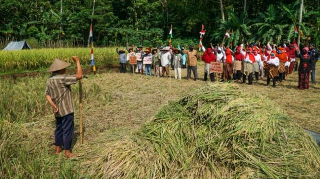 Apel HUT ke-75 RI di Sawah, Petani Banyumas Belum Merdeka karena Kartu Tani