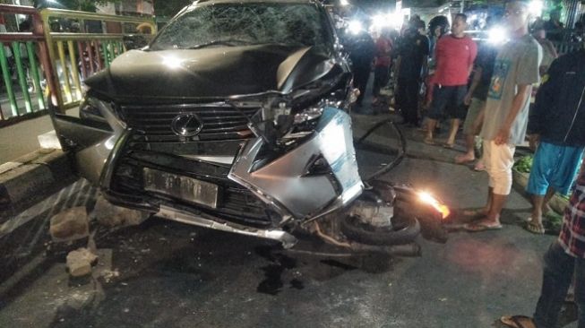 Mobil Lexus Tabrak Pemotor di Palmerah, Satu Orang Tewas