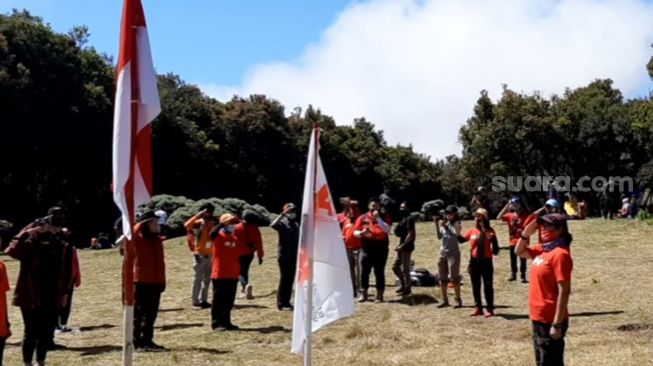 Kementerian Pariwisata dan Ekonomi Kreatif (Kemenparekraf) melakukan upacara 17 Agustus 2020 di Gunung Papandayan, Garut, Jawa Barat, Senin (17/8/2020).  [Suara.com/ Lilis Varwati]