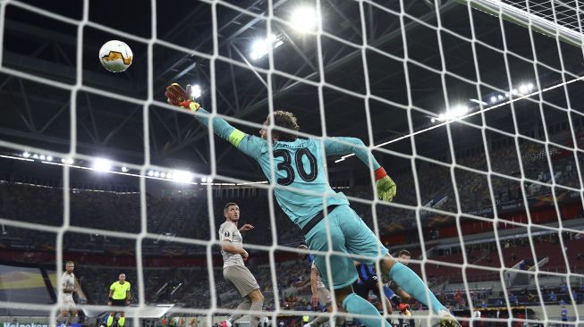 Bek Inter Milan Danilo D'Ambrosio mencetak gol selama pertandingan sepak bola semifinal Liga Eropa UEFA Inter Milan melawan Shakhtar Donetsk di Duesseldorf, Jerman, pada (17/8/2020). [Lars Baron / POOL / AFP]