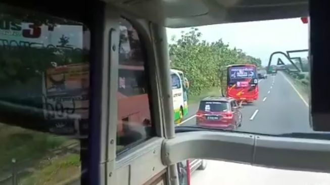 Viral bus goyang oleng berakhir ngeri. (Facebook)