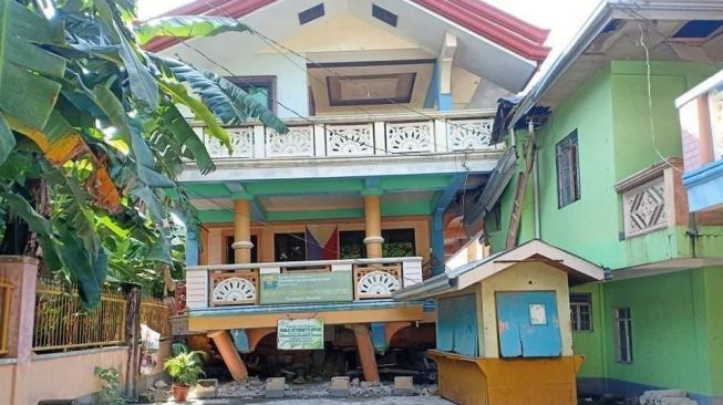 Sebuah rumah di Filipina roboh akibat gempa pada Selasa (18/8/2020).[Twitter/@AlertsPea]