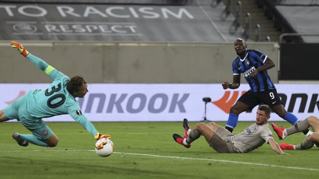 Penyerang Inter Milan Romelu Lukaku mencetak gol selama pertandingan sepak bola semifinal Liga Eropa UEFA Inter Milan melawan Shakhtar Donetsk di Duesseldorf, Jerman, pada (17/8/2020). [Lars Baron / POOL / AFP]